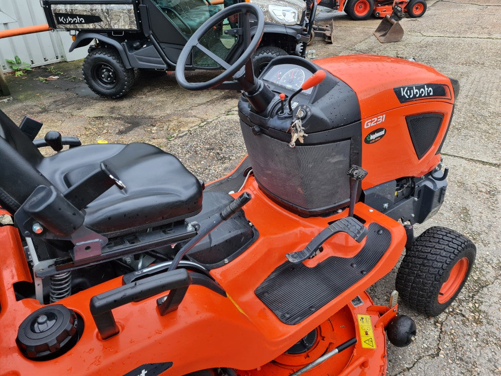 Used KUBOTA G231 LD (Low Dump) 48" Rideon Mower with Collector - 200hrs