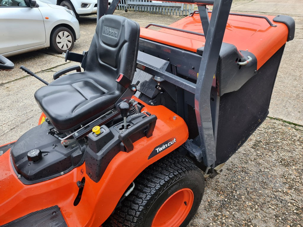 Used KUBOTA G231 LD (Low Dump) 48" Rideon Mower with Collector - 200hrs
