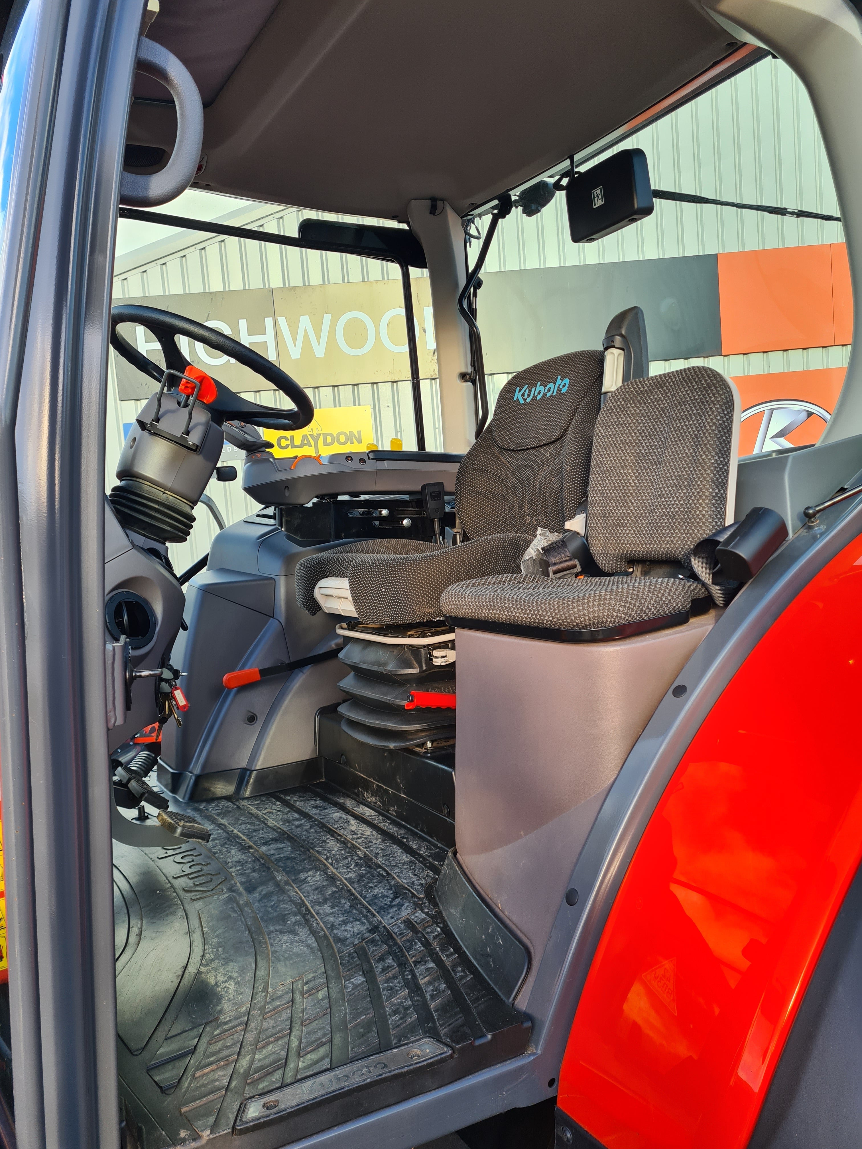 Kubota M6-142 x-Demo 40k 24/24 Tractor - only 300hrs - £POA