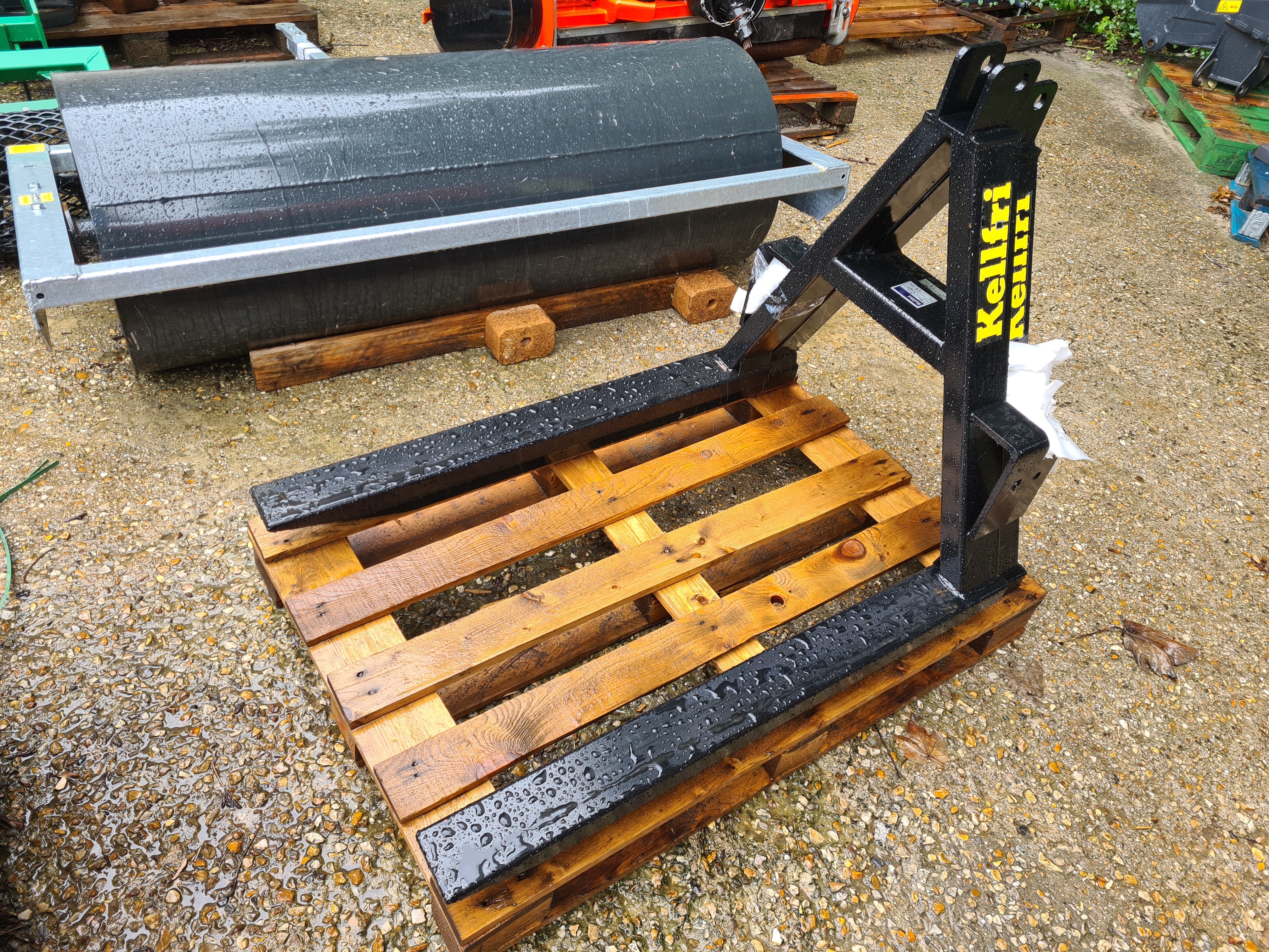 KELLFRI 1t lift, 1m long, 3pt Mounted Pallet Forks - £270 +vat