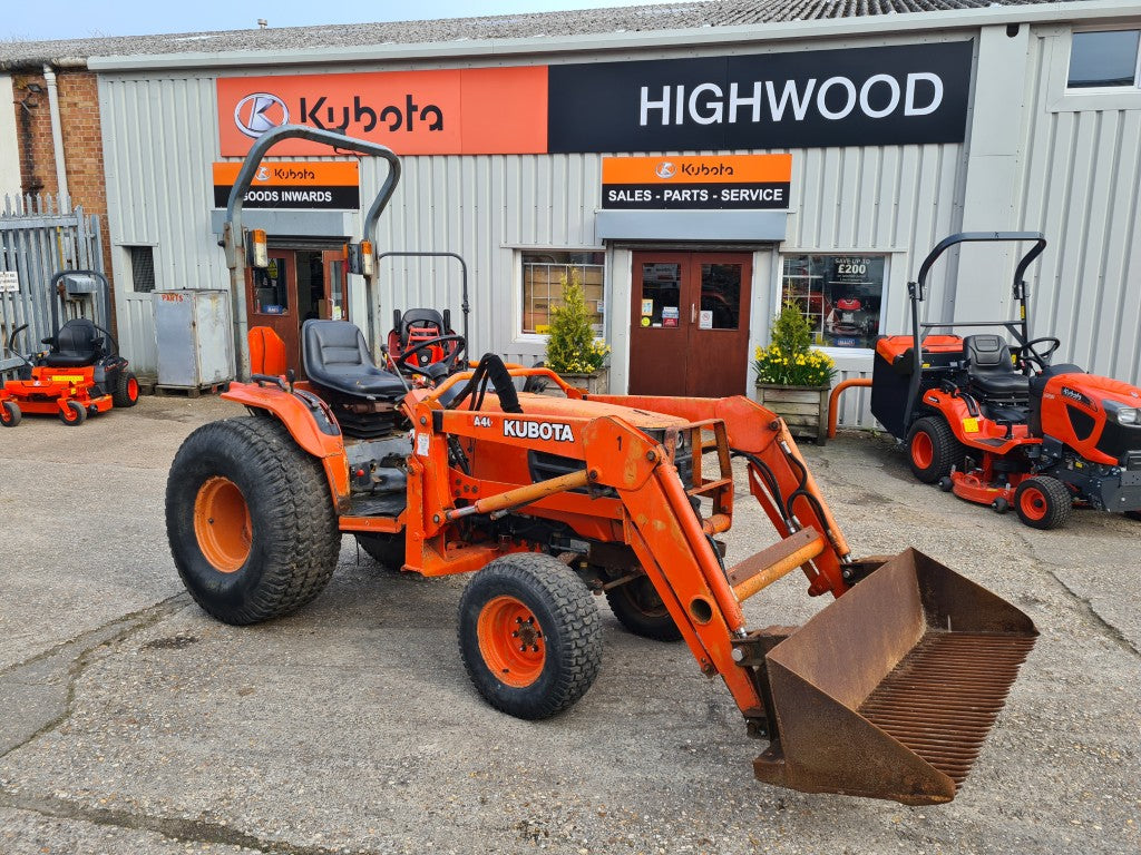 Kubota B2710 4wd HST Compact Tractor with LA402 Loader