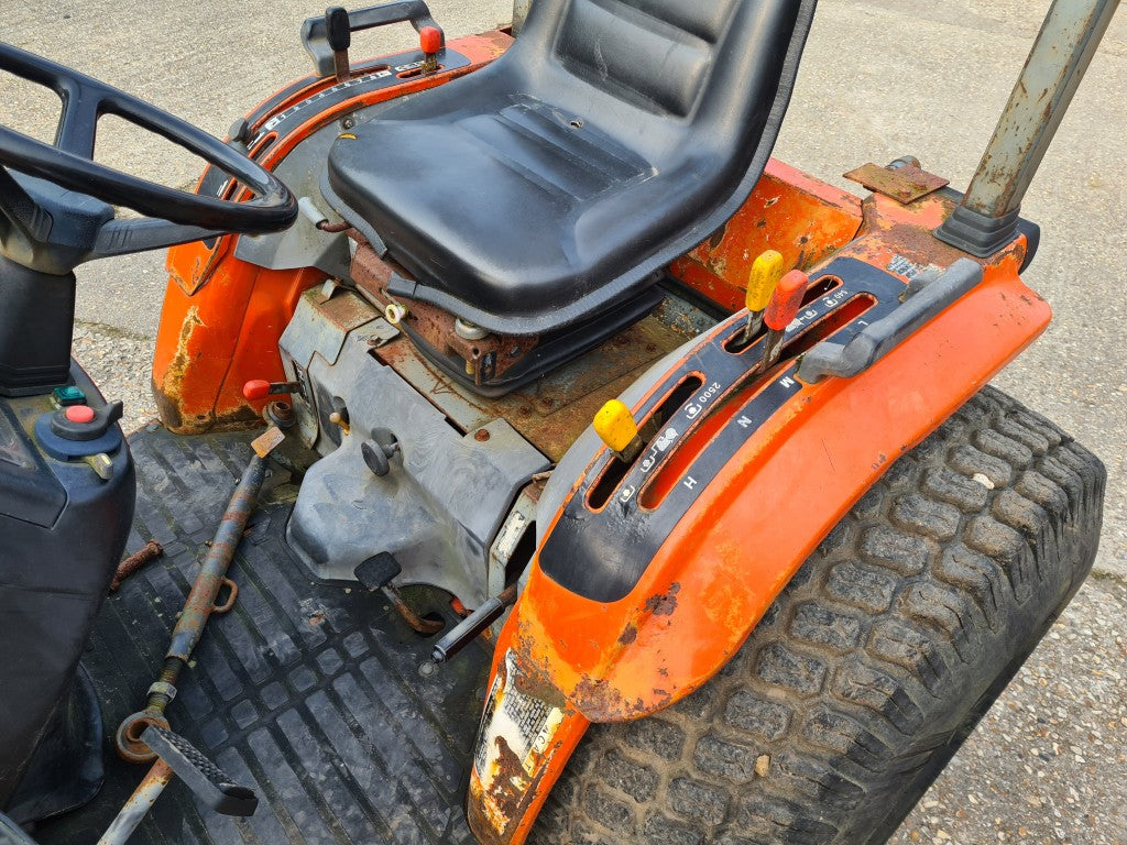 Kubota B2710 4wd HST Compact Tractor with LA402 Loader