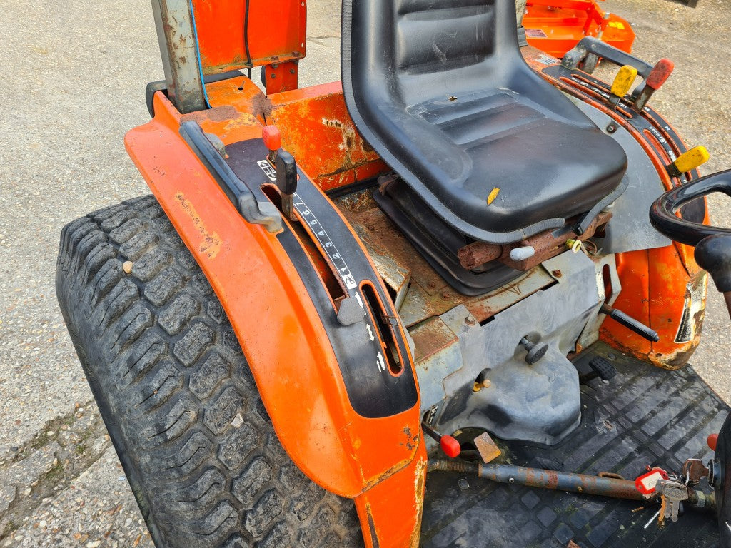 Kubota B2710 4wd HST Compact Tractor with LA402 Loader