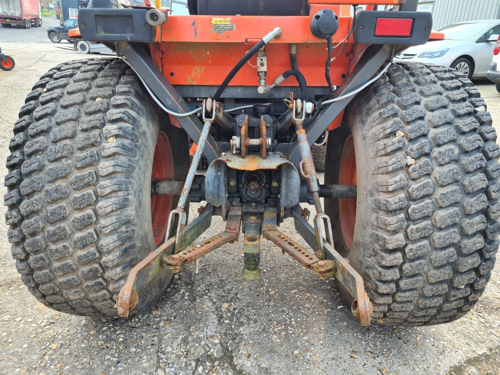 Kubota B2710 4wd HST Compact Tractor with LA402 Loader