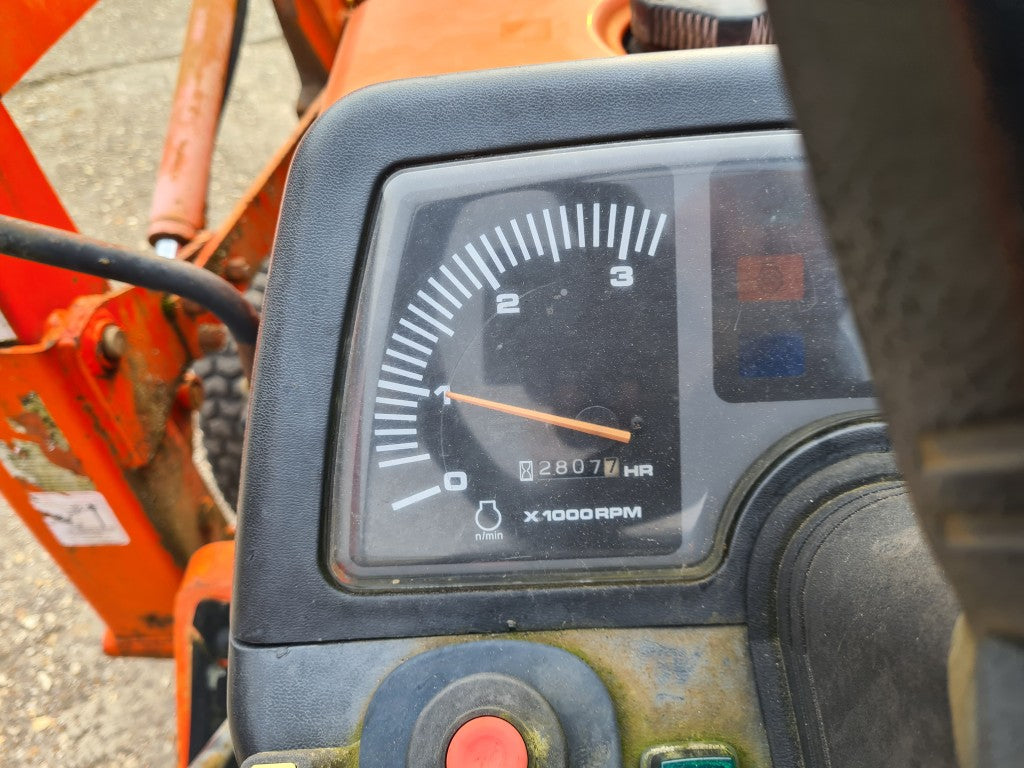 Kubota B2710 4wd HST Compact Tractor with LA402 Loader