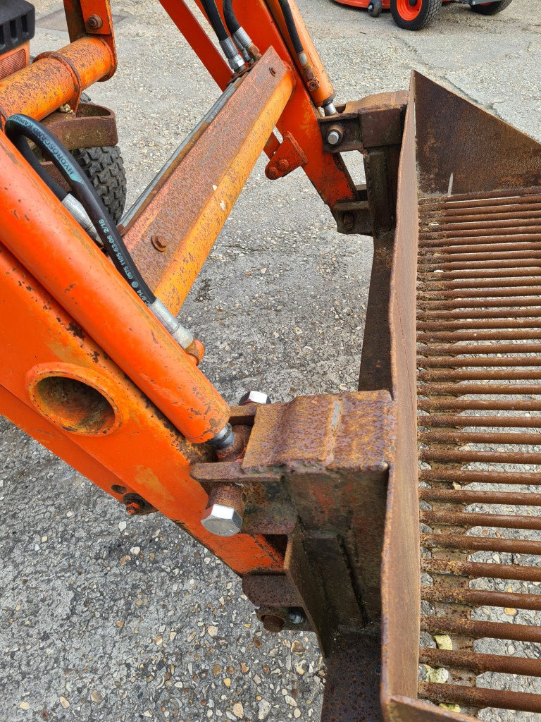 Kubota B2710 4wd HST Compact Tractor with LA402 Loader