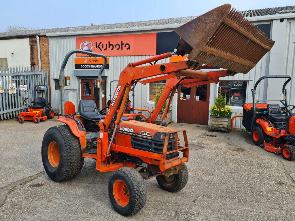 Kubota B2710 4wd HST Compact Tractor with LA402 Loader