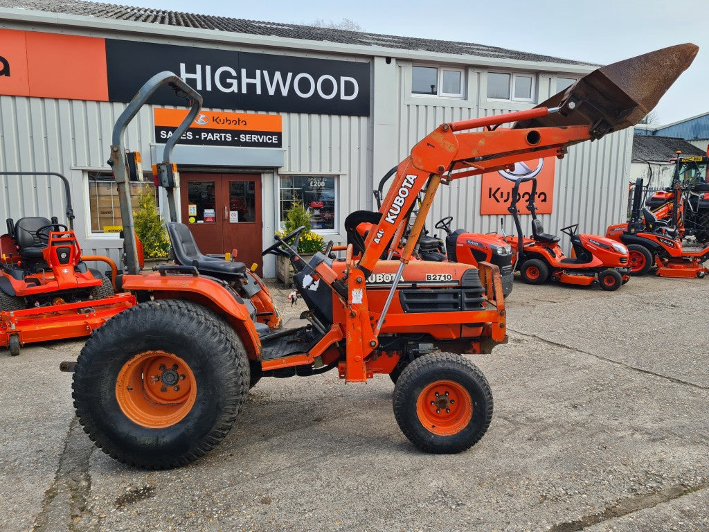 Kubota B2710 4wd HST Compact Tractor with LA402 Loader