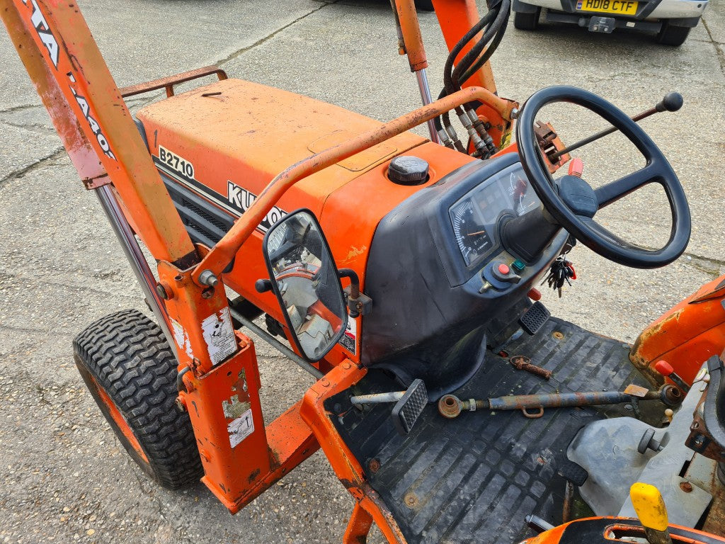 Kubota B2710 4wd HST Compact Tractor with LA402 Loader