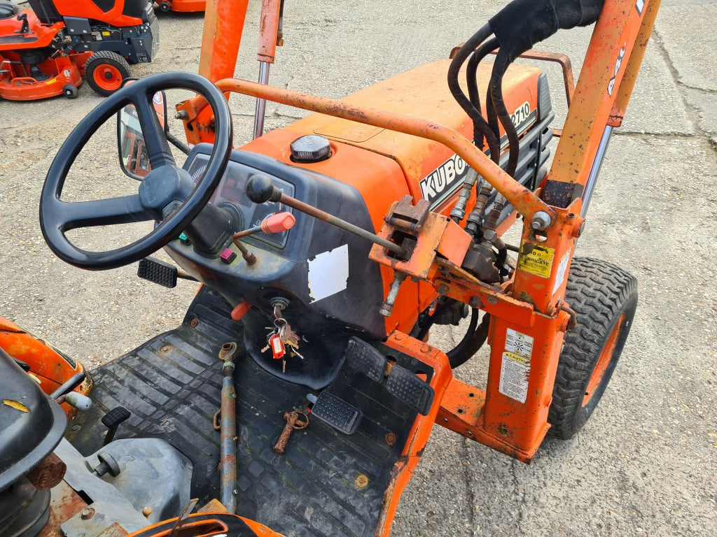 Kubota B2710 4wd HST Compact Tractor with LA402 Loader