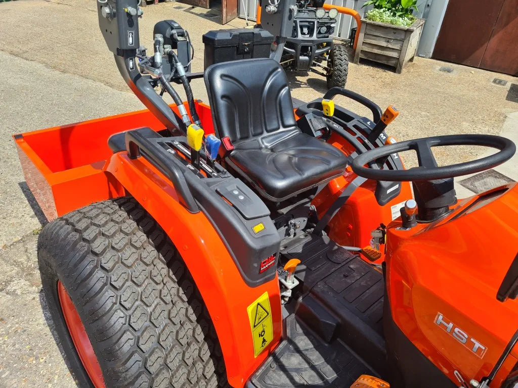 Kubota EK1261 HST Compact Tractor - Turf Tyres