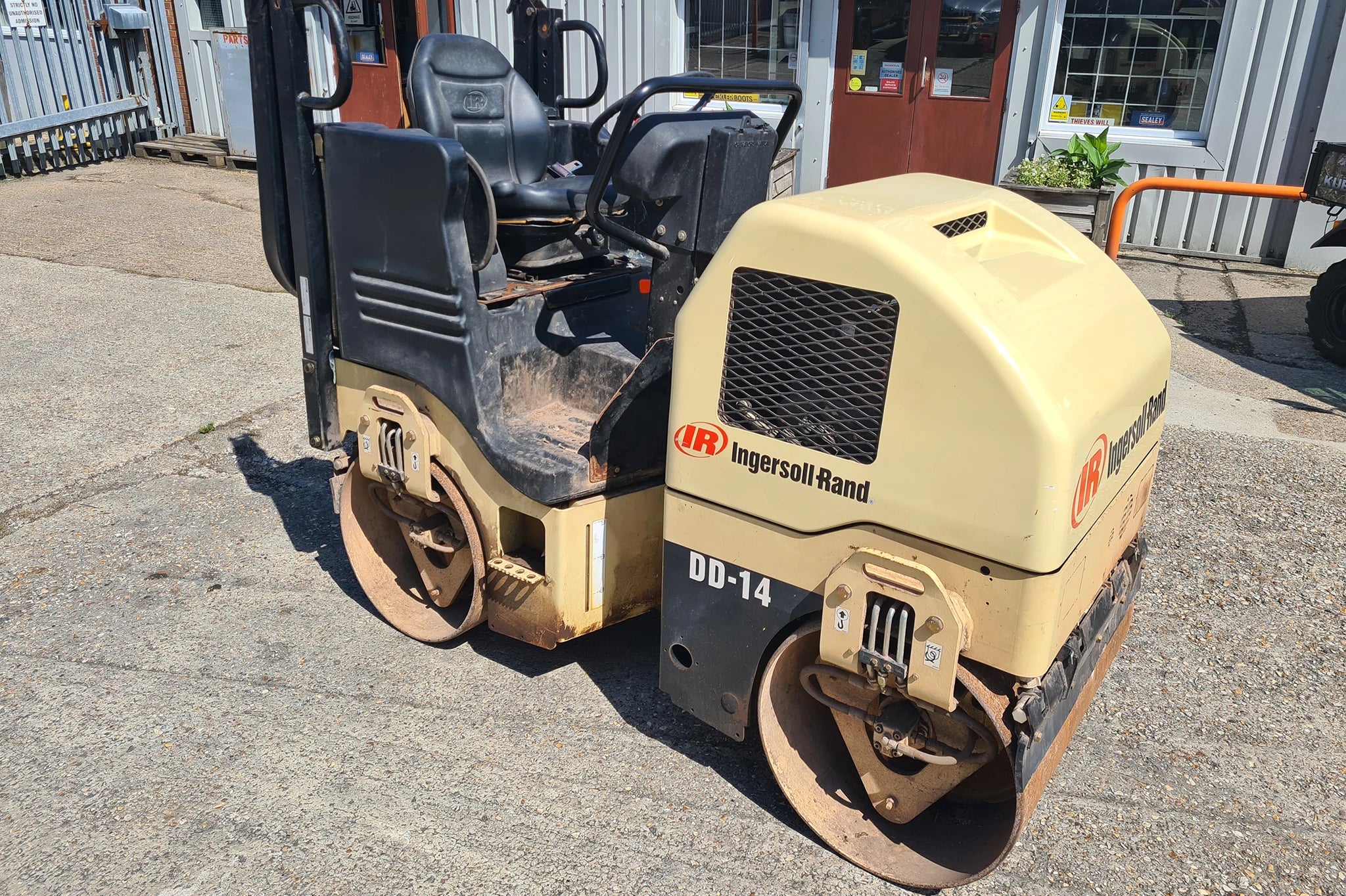 Ingersoll-Rand DD14 Powered Compactor