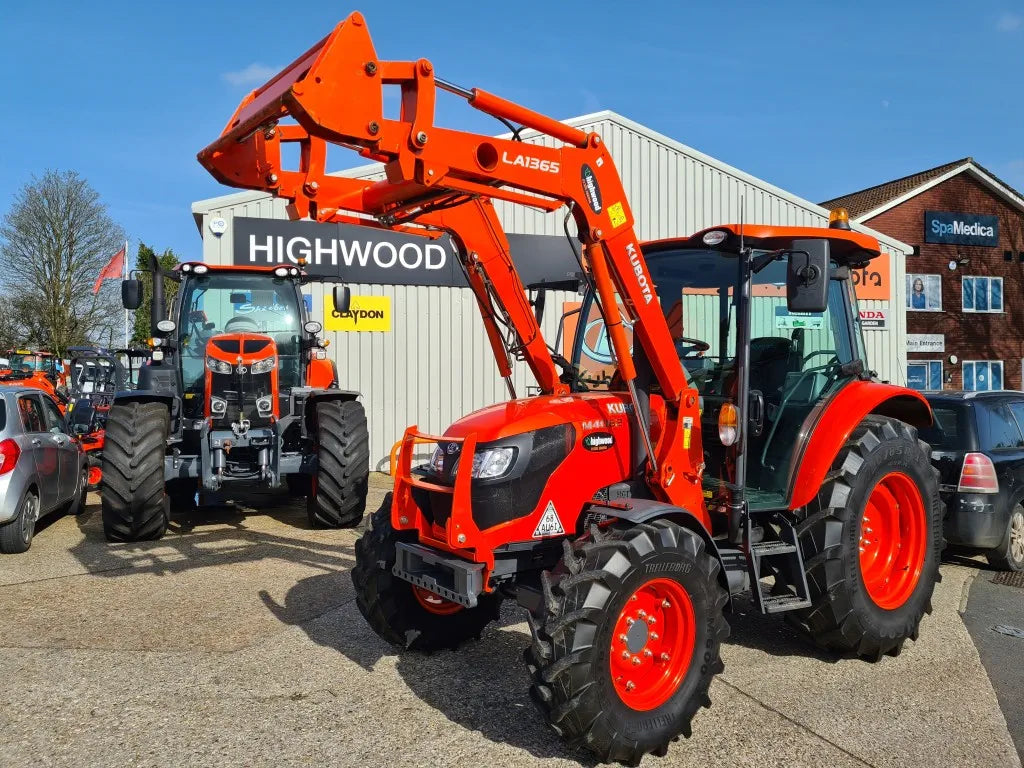 Used Kubota M4062 62hp Tractor c/w Loader - only 889hrs