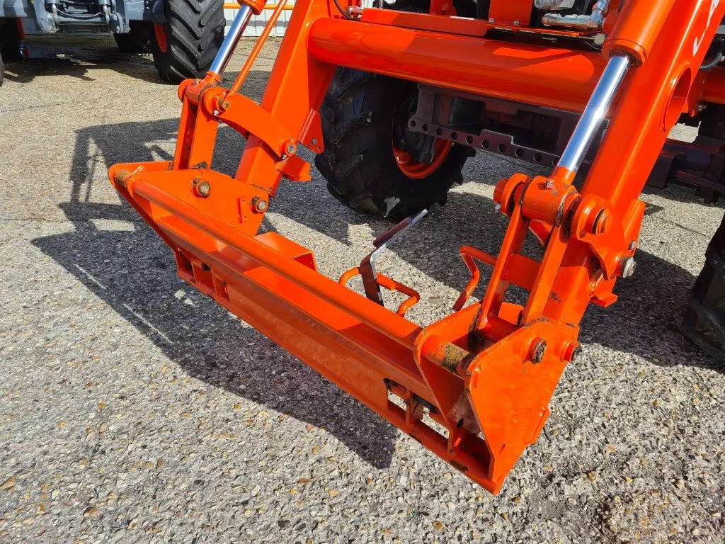 Used Kubota M4062 62hp Tractor c/w Loader - only 889hrs
