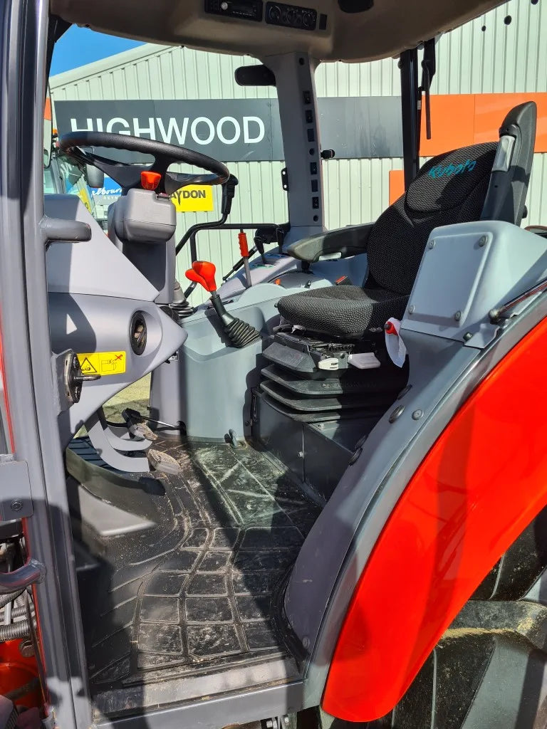 Used Kubota M4062 62hp Tractor c/w Loader - only 889hrs