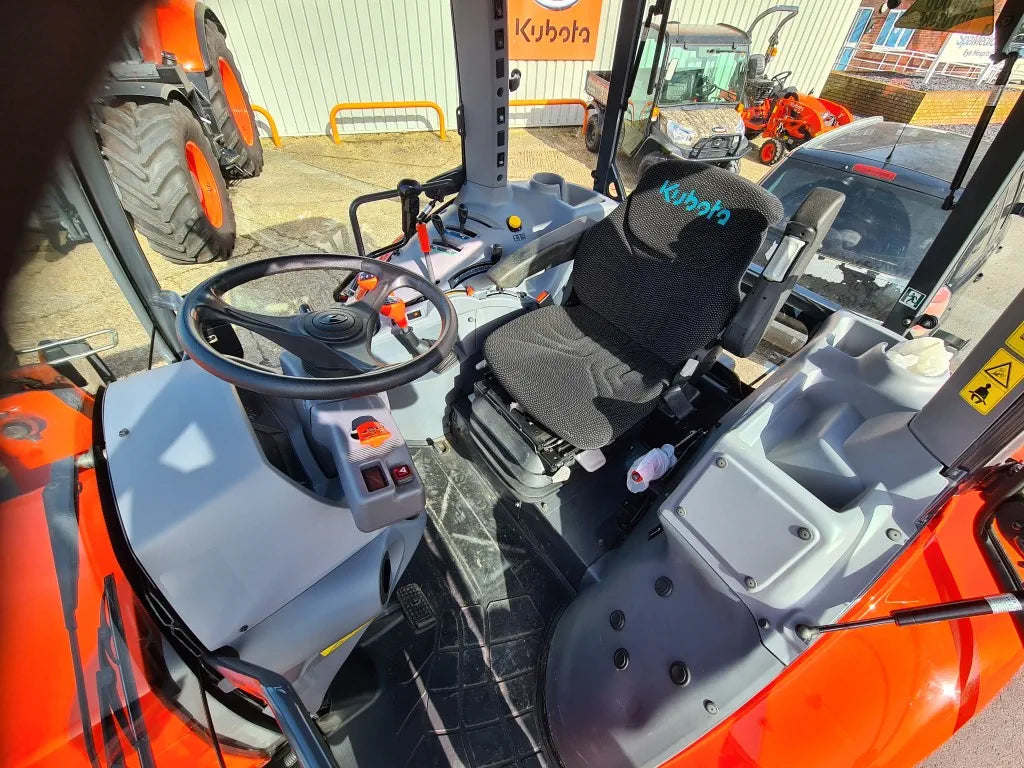 Used Kubota M4062 62hp Tractor c/w Loader - only 889hrs