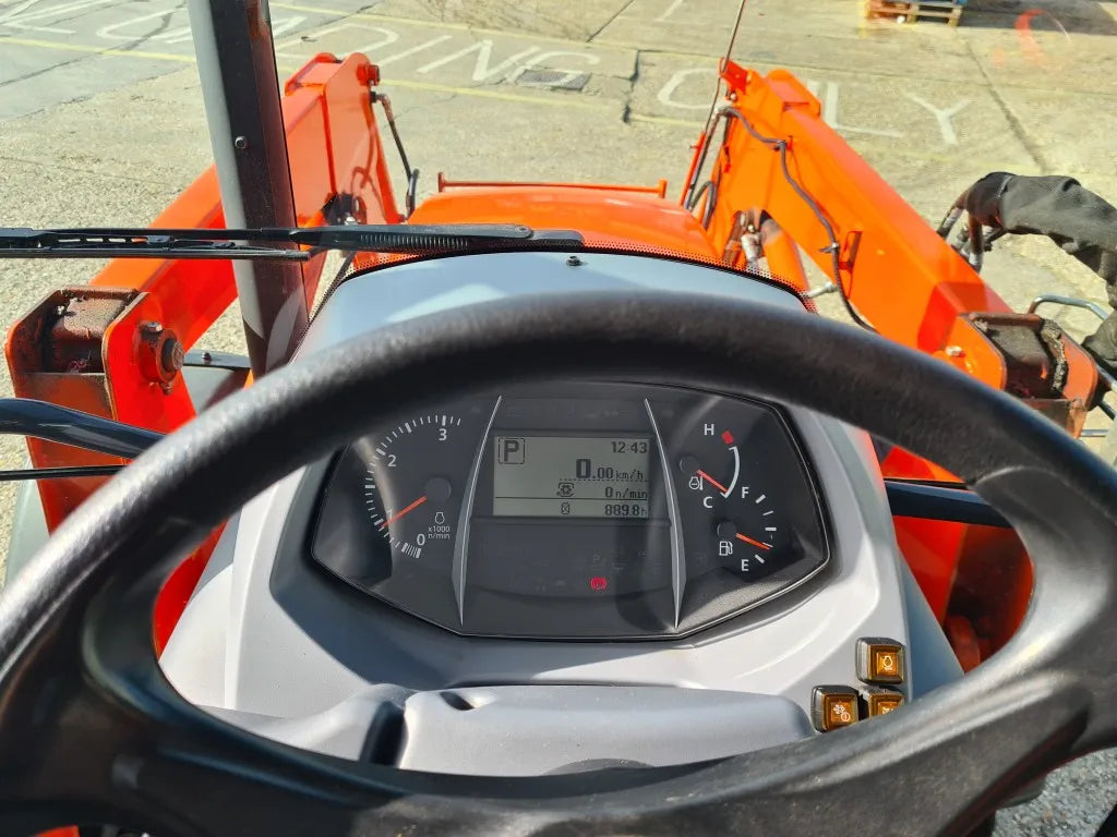 Used Kubota M4062 62hp Tractor c/w Loader - only 889hrs