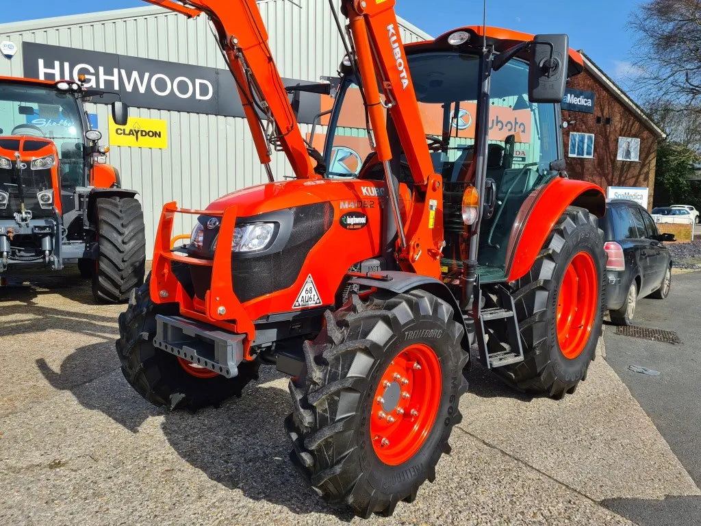 Used Kubota M4062 62hp Tractor c/w Loader - only 889hrs