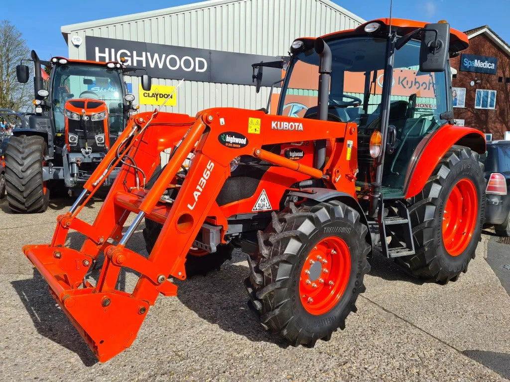 Used Kubota M4062 62hp Tractor c/w Loader - only 889hrs