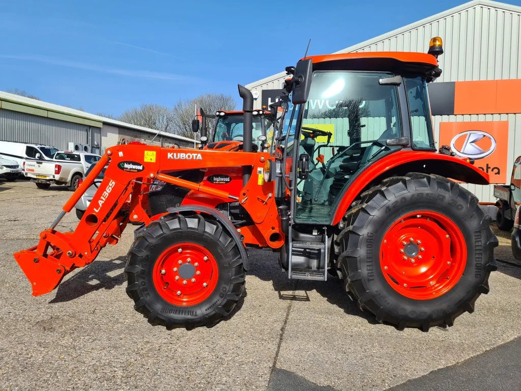Used Kubota M4062 62hp Tractor c/w Loader - only 889hrs