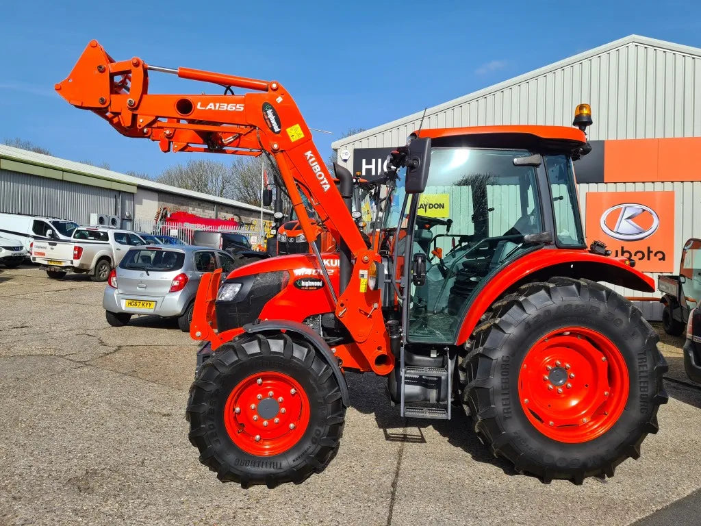 Used Kubota M4062 62hp Tractor c/w Loader - only 889hrs