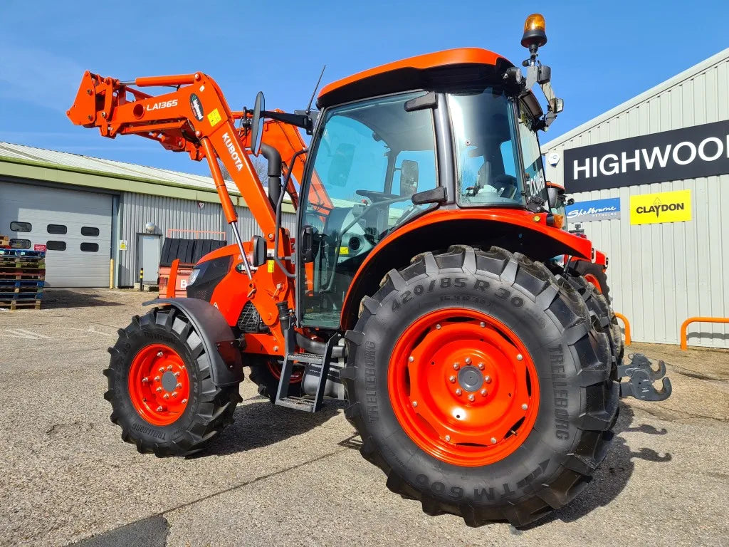 Used Kubota M4062 62hp Tractor c/w Loader - only 889hrs