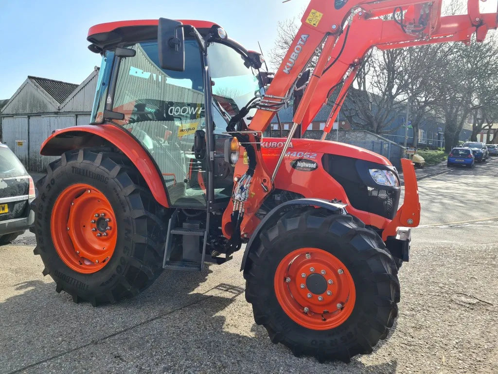 Used Kubota M4062 62hp Tractor c/w Loader - only 889hrs